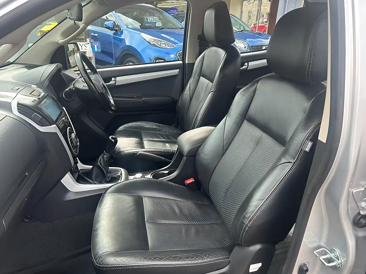 Used 2018 Isuzu D-Max Utah Silver - Interior and Exterior details 15