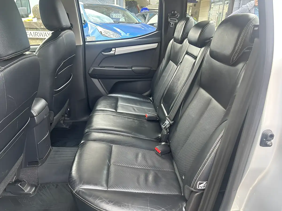 Used 2018 Isuzu D-Max Utah Silver - Interior and Exterior details 16