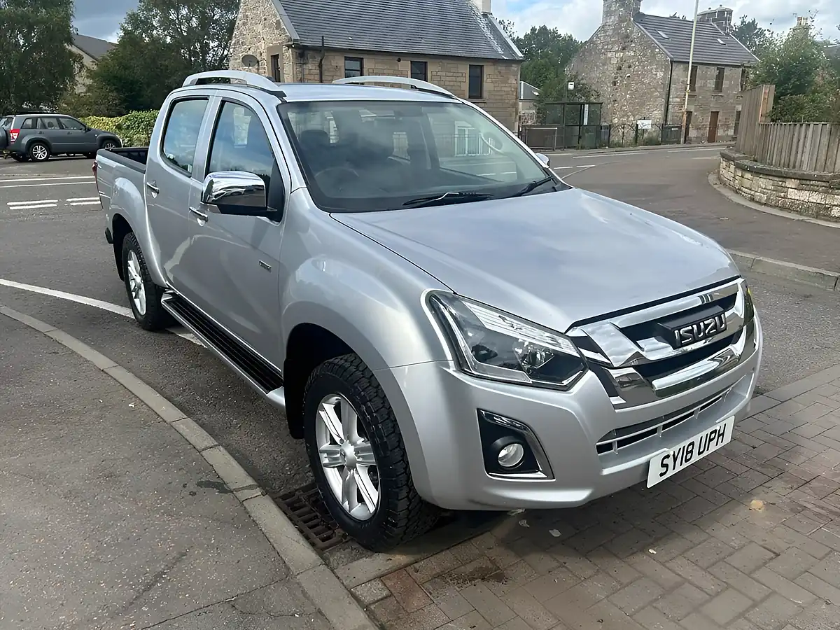 Used 2018 Isuzu D-Max Utah Silver - Interior and Exterior details 4