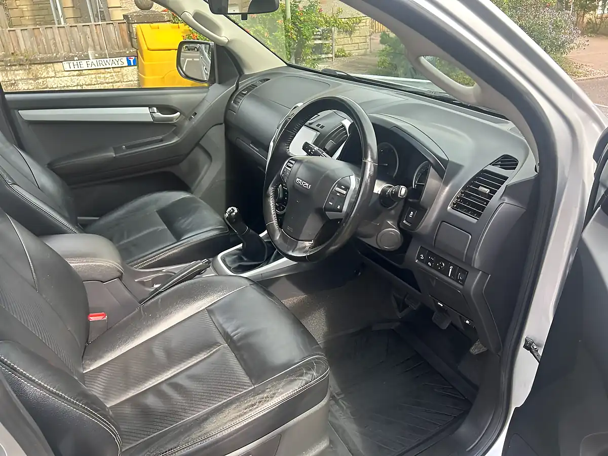 Used 2018 Isuzu D-Max Utah Silver - Interior and Exterior details 8