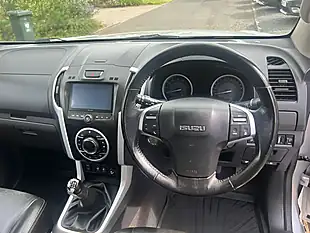 Used 2018 Isuzu D-Max Utah Silver - Interior and Exterior details 9