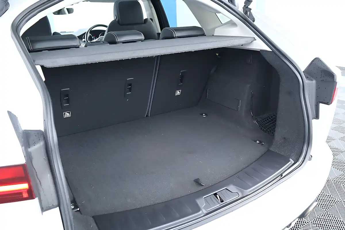 Used 2018 Jaguar E-Pace R-Dynamic Se White - Interior and Exterior details 11