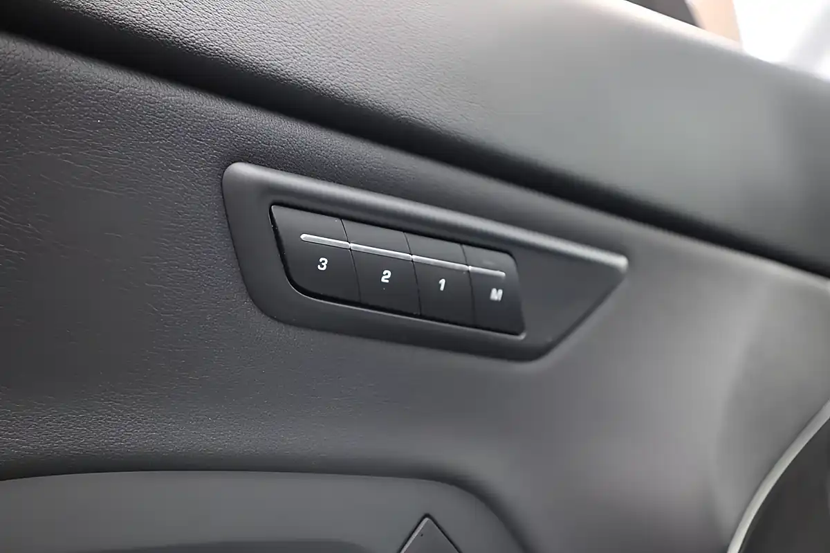 Used 2018 Jaguar E-Pace R-Dynamic Se White - Interior and Exterior details 12