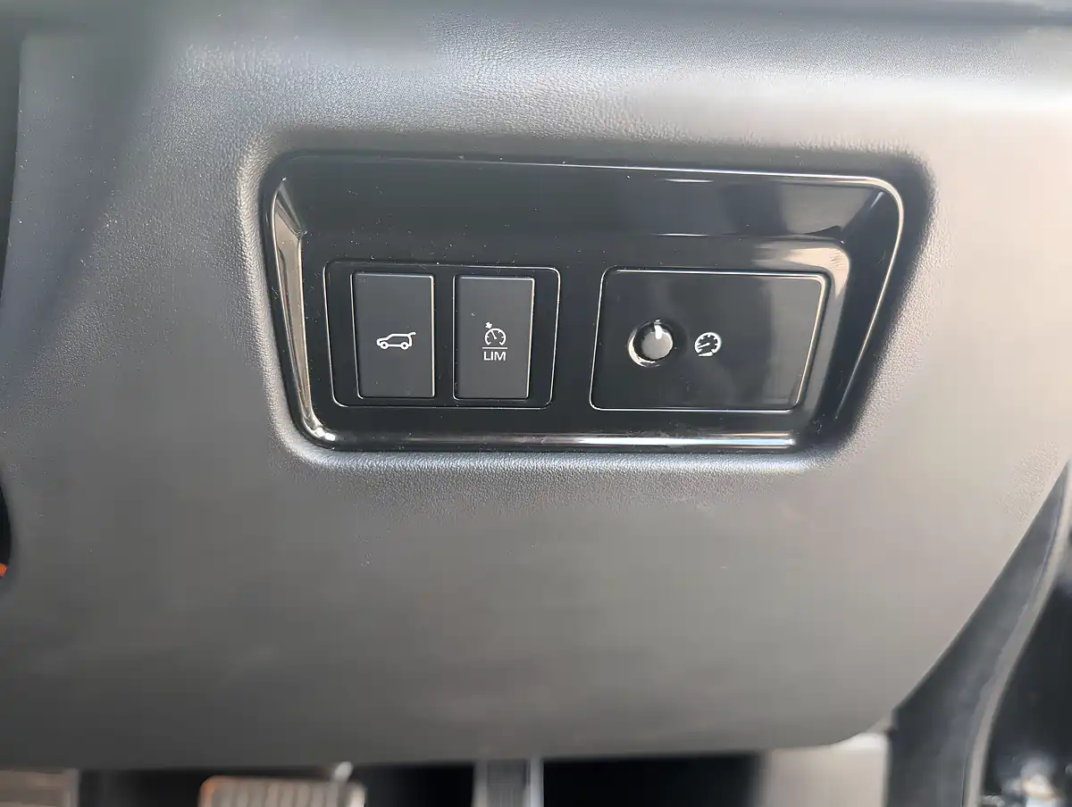 Used 2018 Jaguar F-Pace R-Sport - Interior and Exterior details 6