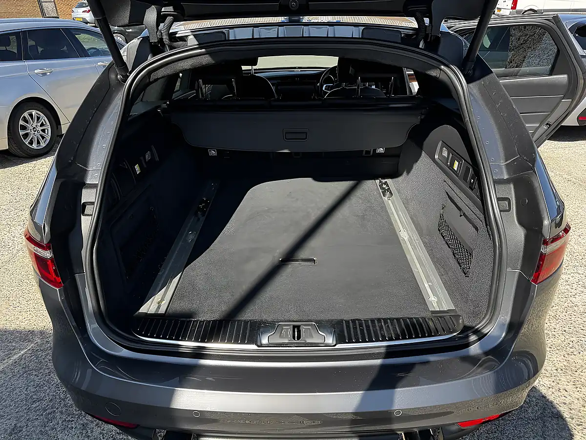 Used 2018 Jaguar Xf Portfolio Sportbrake Corris Grey Met - Interior and Exterior details 9