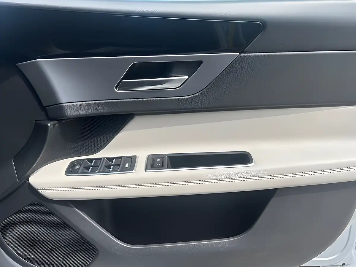 Used 2018 Jaguar Xf R-Sport Silver - Interior and Exterior details 14