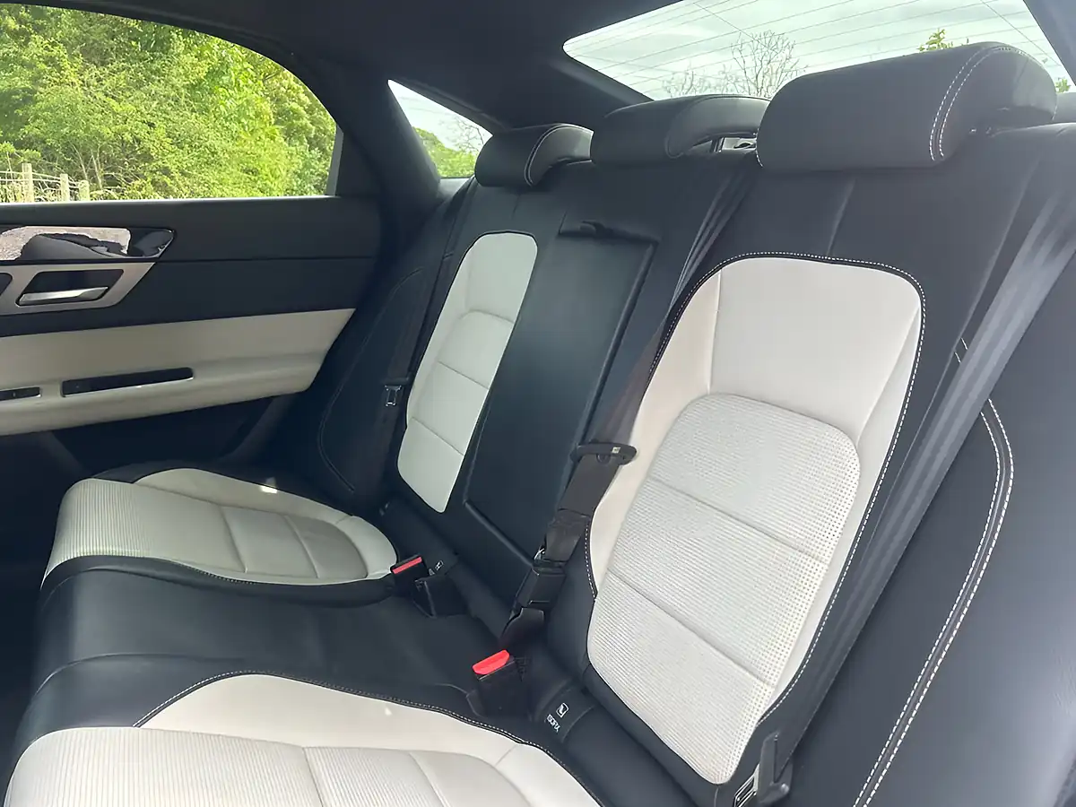 Used 2018 Jaguar Xf R-Sport Silver - Interior and Exterior details 18