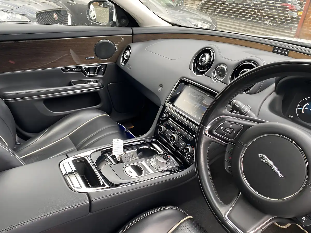 Used 2018 Jaguar Xj Premium Luxury White - Interior and Exterior details 15