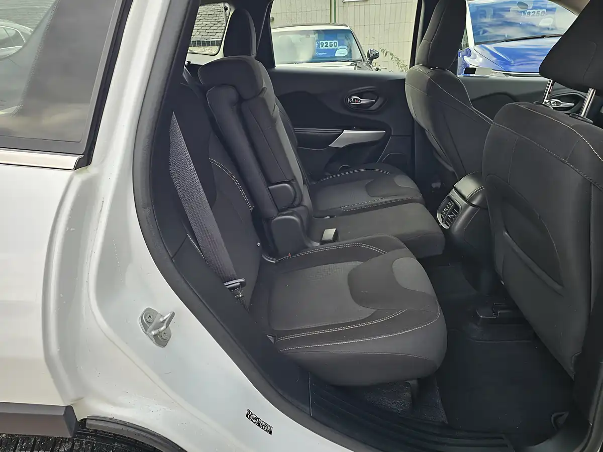 Used 2018 Jeep Cherokee Longitude White - Interior and Exterior details 10
