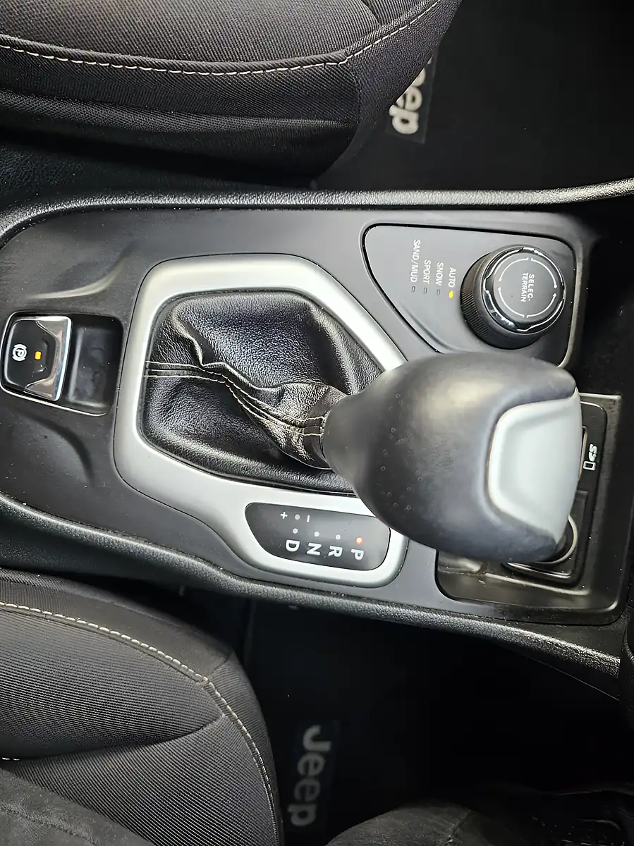 Used 2018 Jeep Cherokee Longitude White - Interior and Exterior details 11