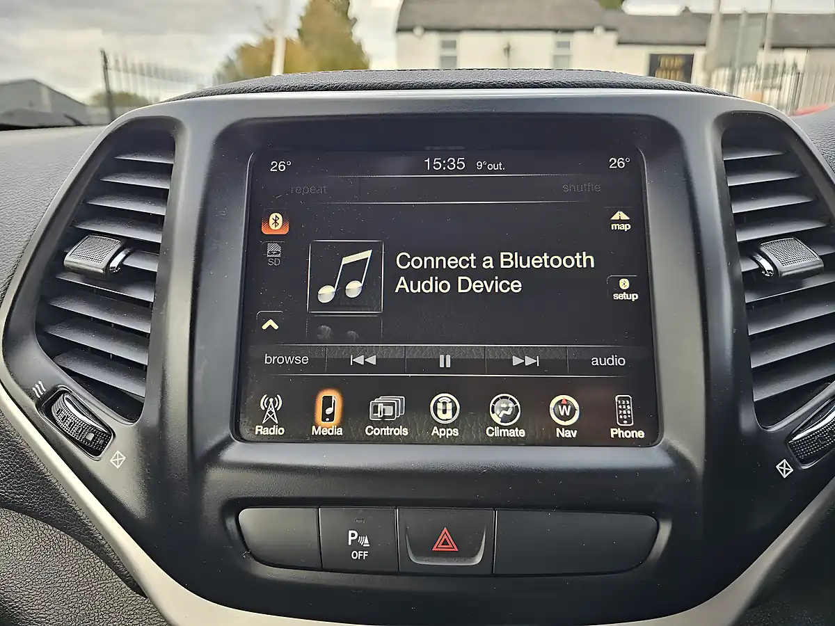 Used 2018 Jeep Cherokee Longitude White - Interior and Exterior details 12