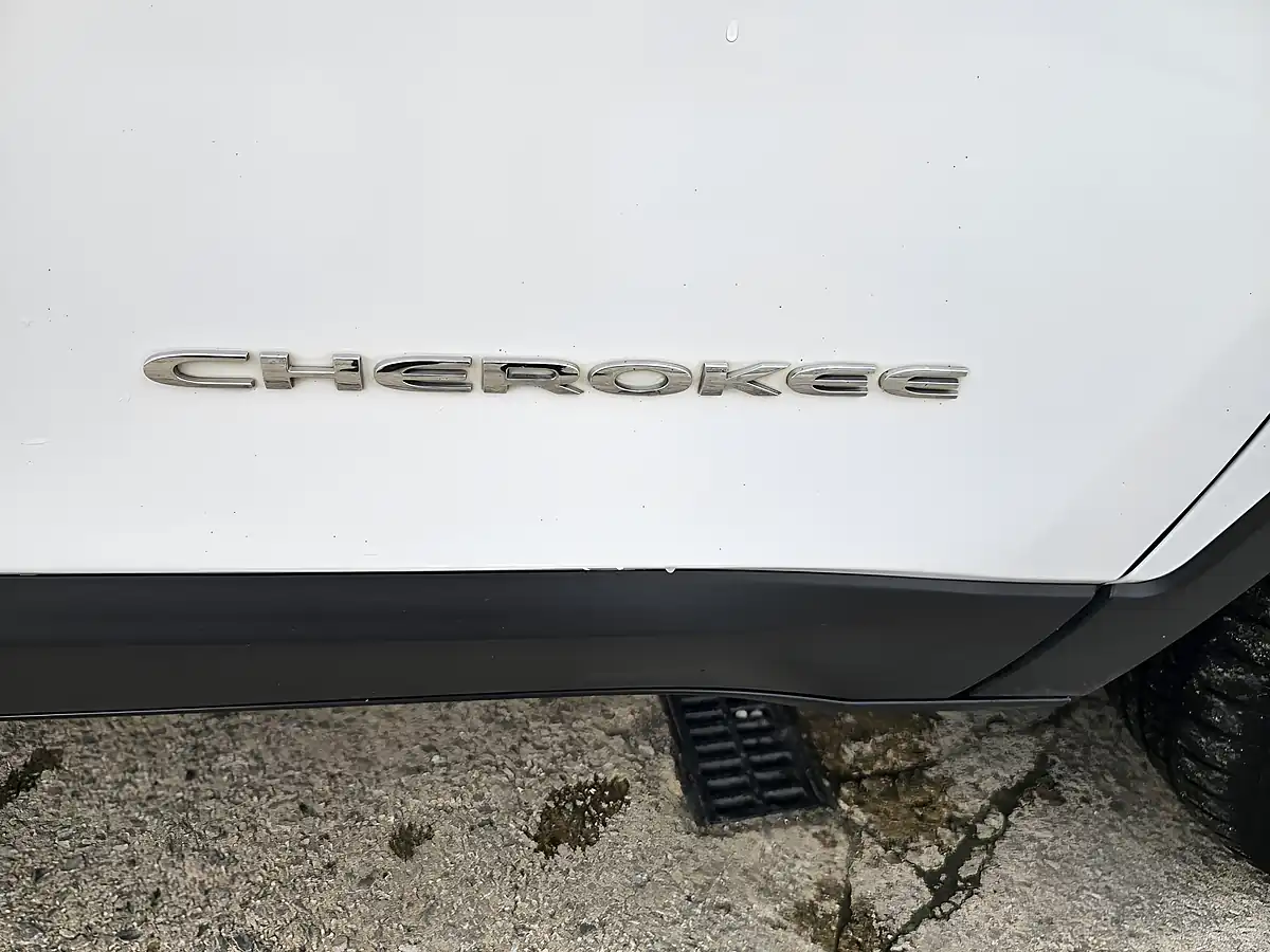 Used 2018 Jeep Cherokee Longitude White - Interior and Exterior details 16