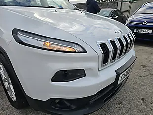 Used 2018 Jeep Cherokee Longitude White - Interior and Exterior details 17