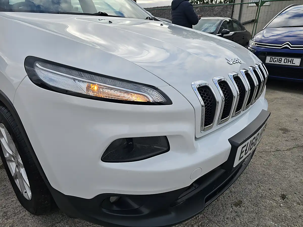 Used 2018 Jeep Cherokee Longitude White - Interior and Exterior details 17