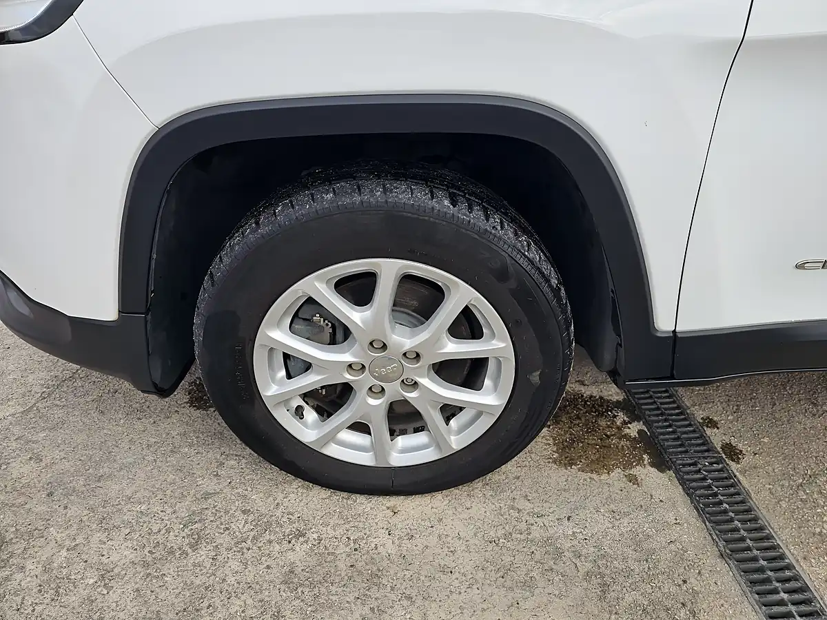 Used 2018 Jeep Cherokee Longitude White - Interior and Exterior details 18