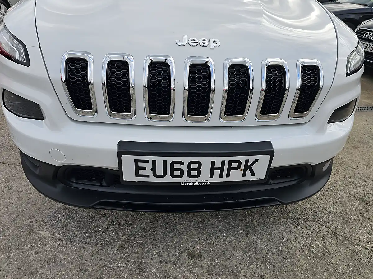 Used 2018 Jeep Cherokee Longitude White - Interior and Exterior details 20