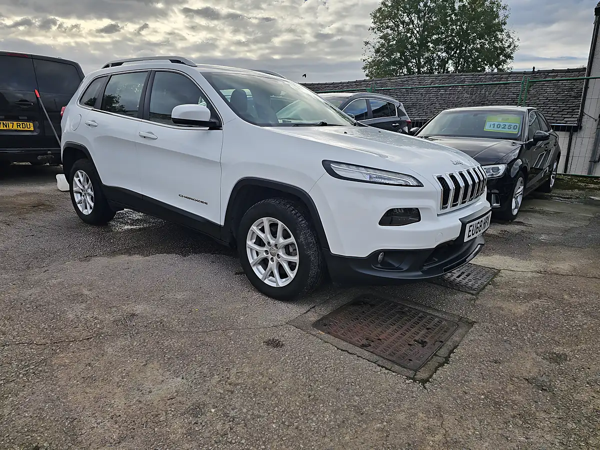Used 2018 Jeep Cherokee Longitude White - Interior and Exterior details 3