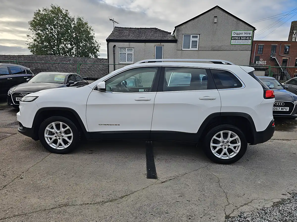 Used 2018 Jeep Cherokee Longitude White - Interior and Exterior details 4