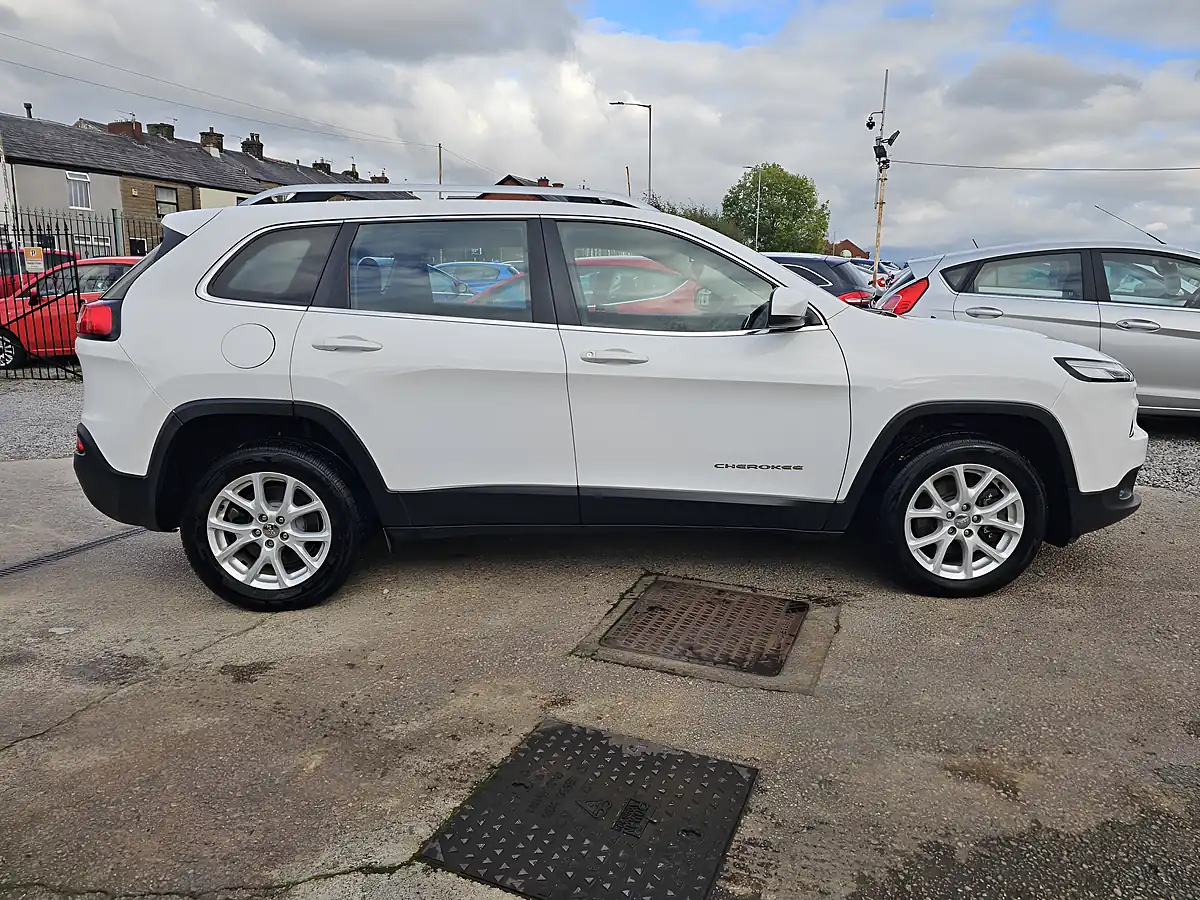 Used 2018 Jeep Cherokee Longitude White - Interior and Exterior details 5