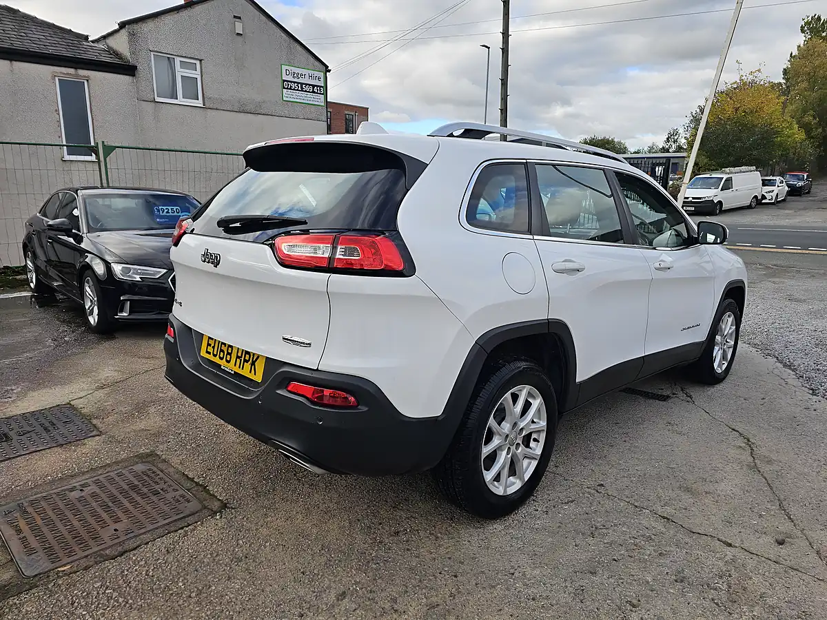 Used 2018 Jeep Cherokee Longitude White - Interior and Exterior details 6
