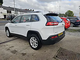 Used 2018 Jeep Cherokee Longitude White - Interior and Exterior details 8
