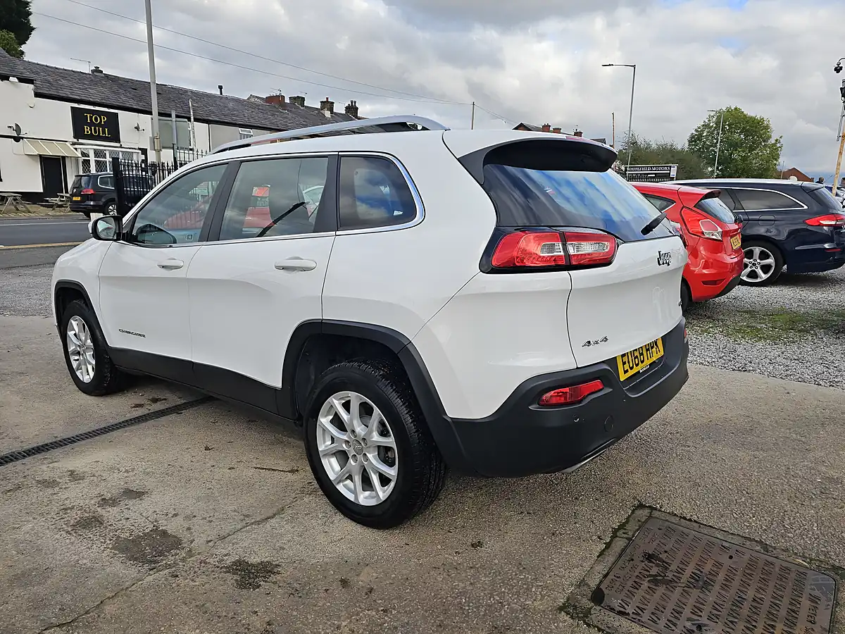 Used 2018 Jeep Cherokee Longitude White - Interior and Exterior details 8