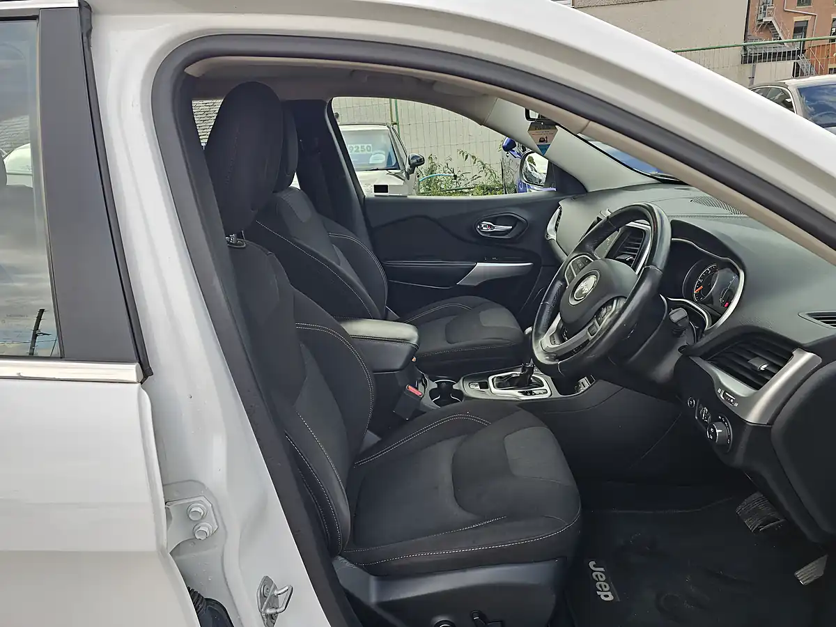 Used 2018 Jeep Cherokee Longitude White - Interior and Exterior details 9