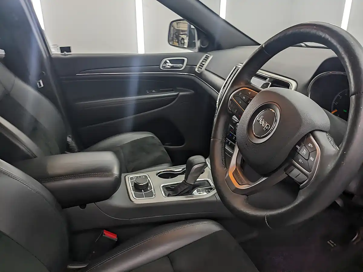 Used 2018 Jeep Grand Cherokee White - Interior and Exterior details 12