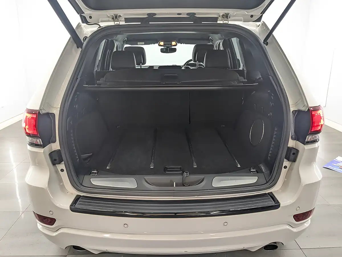 Used 2018 Jeep Grand Cherokee White - Interior and Exterior details 15