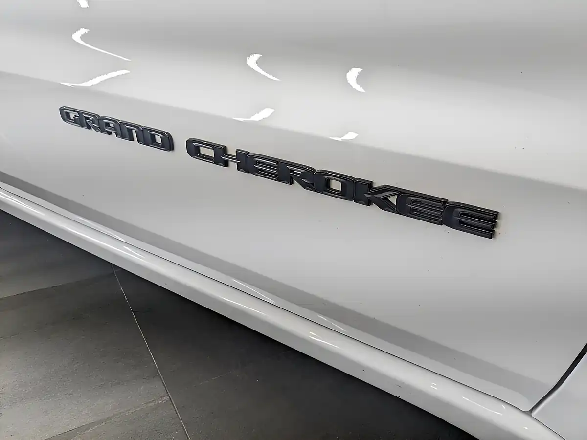 Used 2018 Jeep Grand Cherokee White - Interior and Exterior details 3