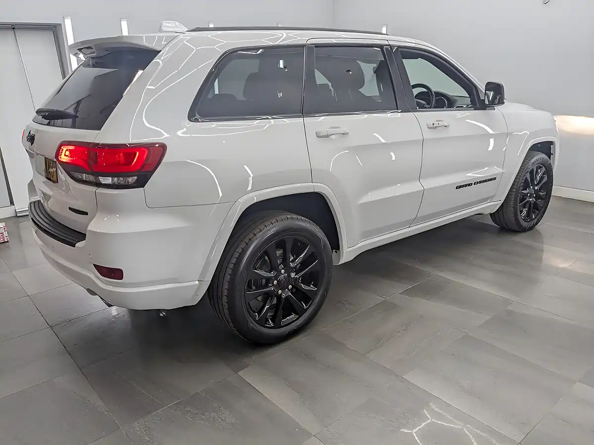 Used 2018 Jeep Grand Cherokee White - Interior and Exterior details 9