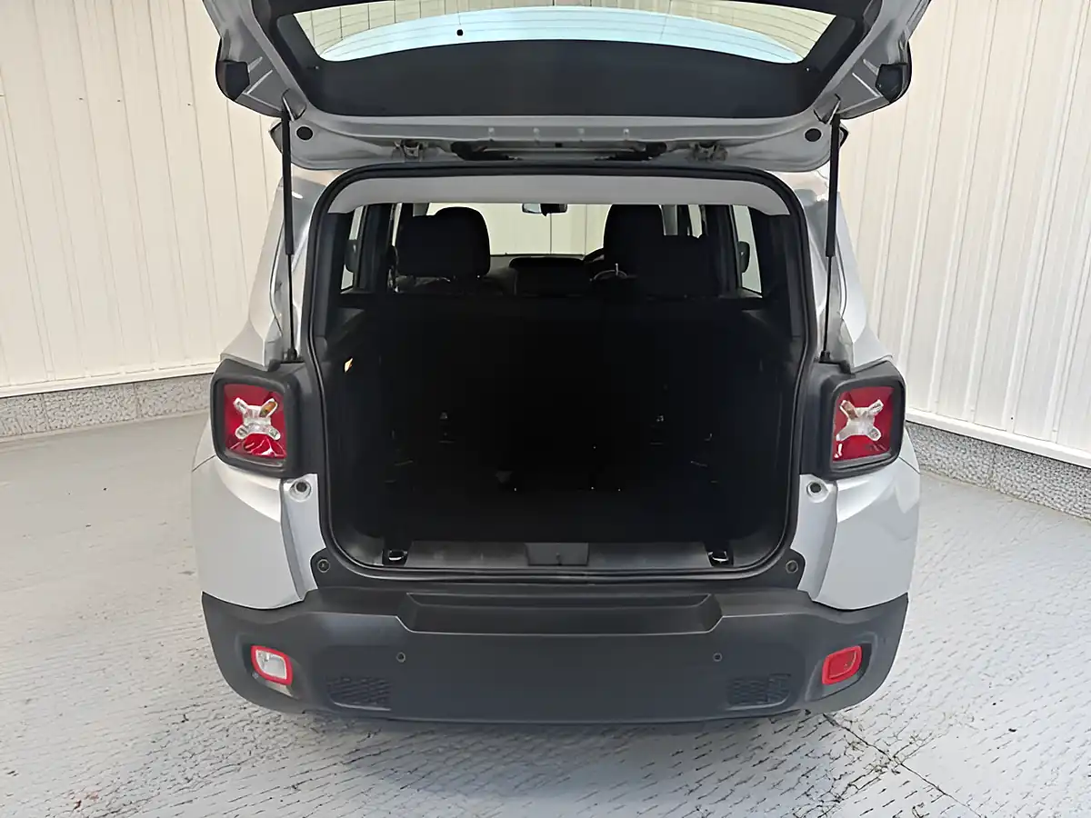 Used 2018 Jeep Renegade Longitude Glacier - Interior and Exterior details 10