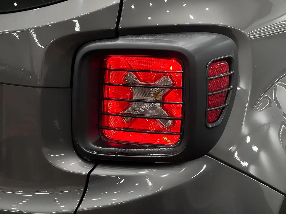 Used 2018 Jeep Renegade Longitude Grey - Interior and Exterior details 12
