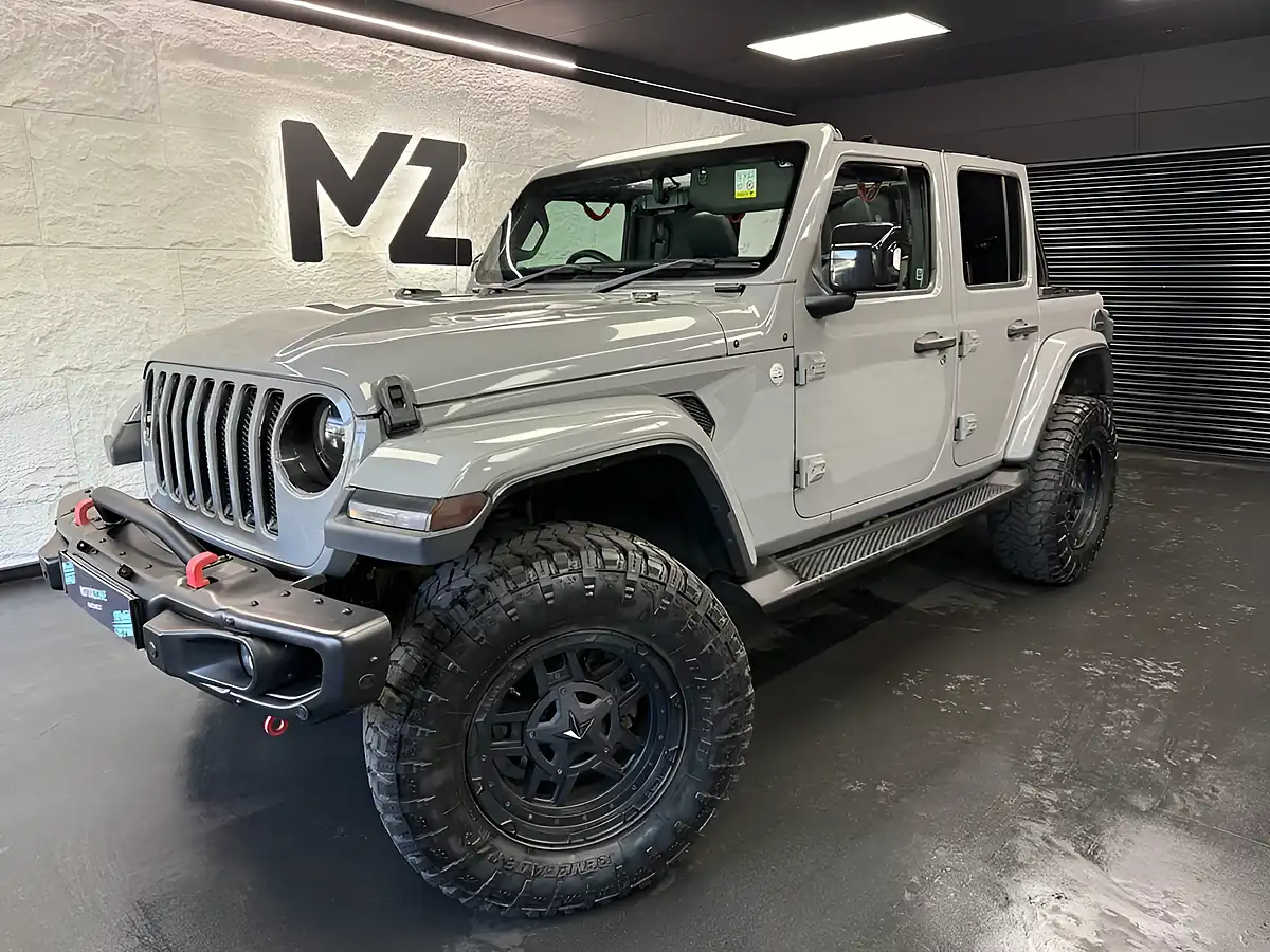 Used 2018 Jeep Wrangler Overland Grey - Front View