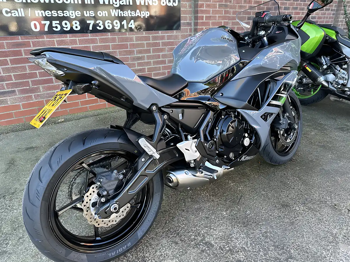 Used 2018 Kawasaki Ninja 650 Ex Grey - Interior and Exterior details 3