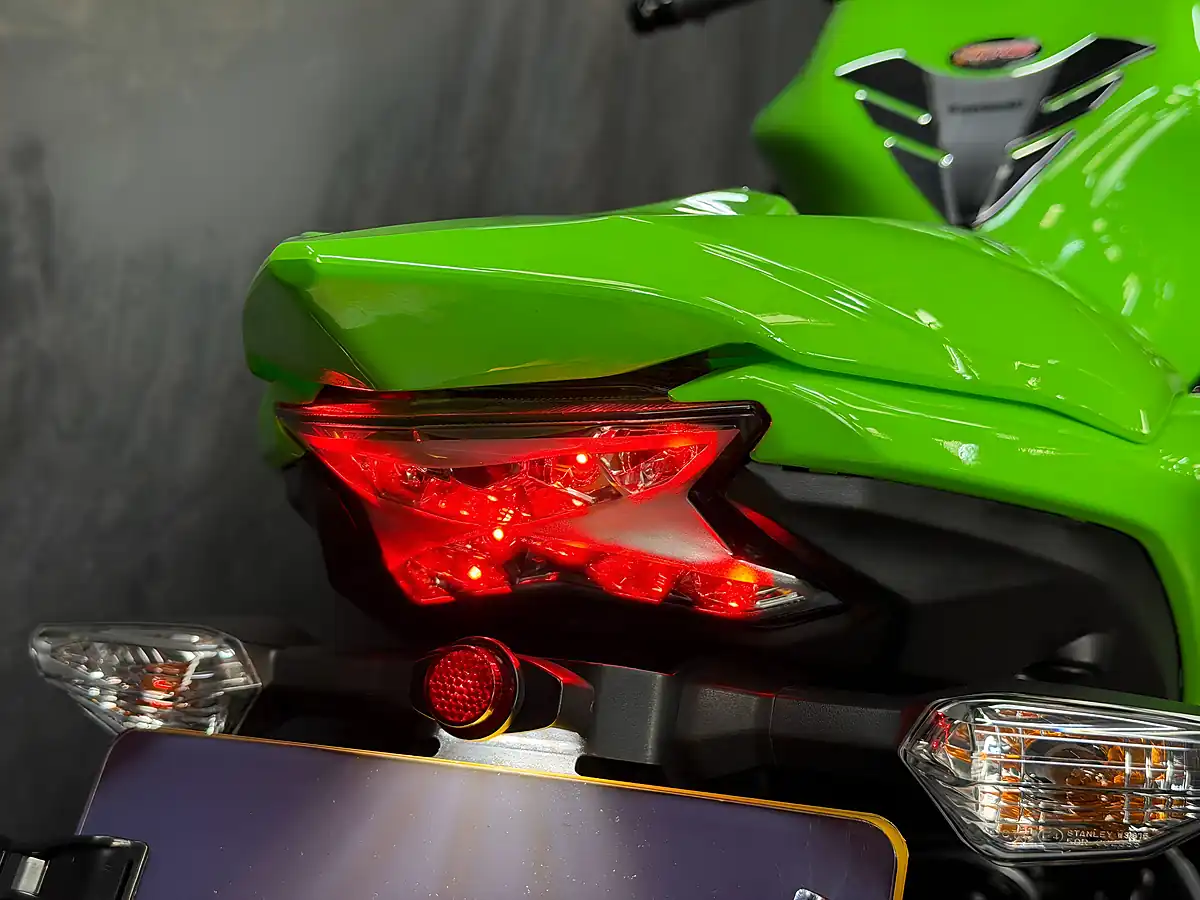 Used 2018 Kawasaki Ninja 650 Krt Performance Edition Green - Interior and Exterior details 13