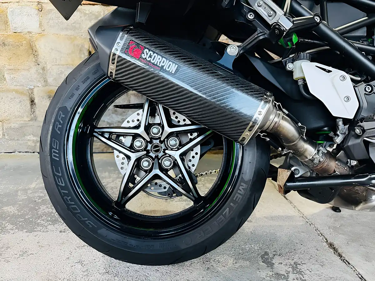 Used 2018 Kawasaki Ninja H2 Sx Se Green - Interior and Exterior details 8