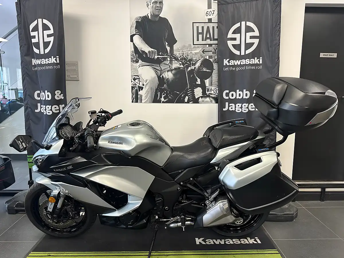 Used 2018 Kawasaki Z1000SX Sports Tourer Silver Metallic - Interior and Exterior details 10