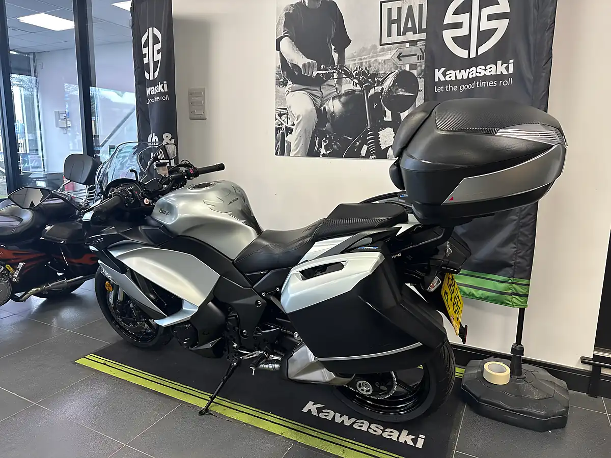 Used 2018 Kawasaki Z1000SX Sports Tourer Silver Metallic - Interior and Exterior details 18