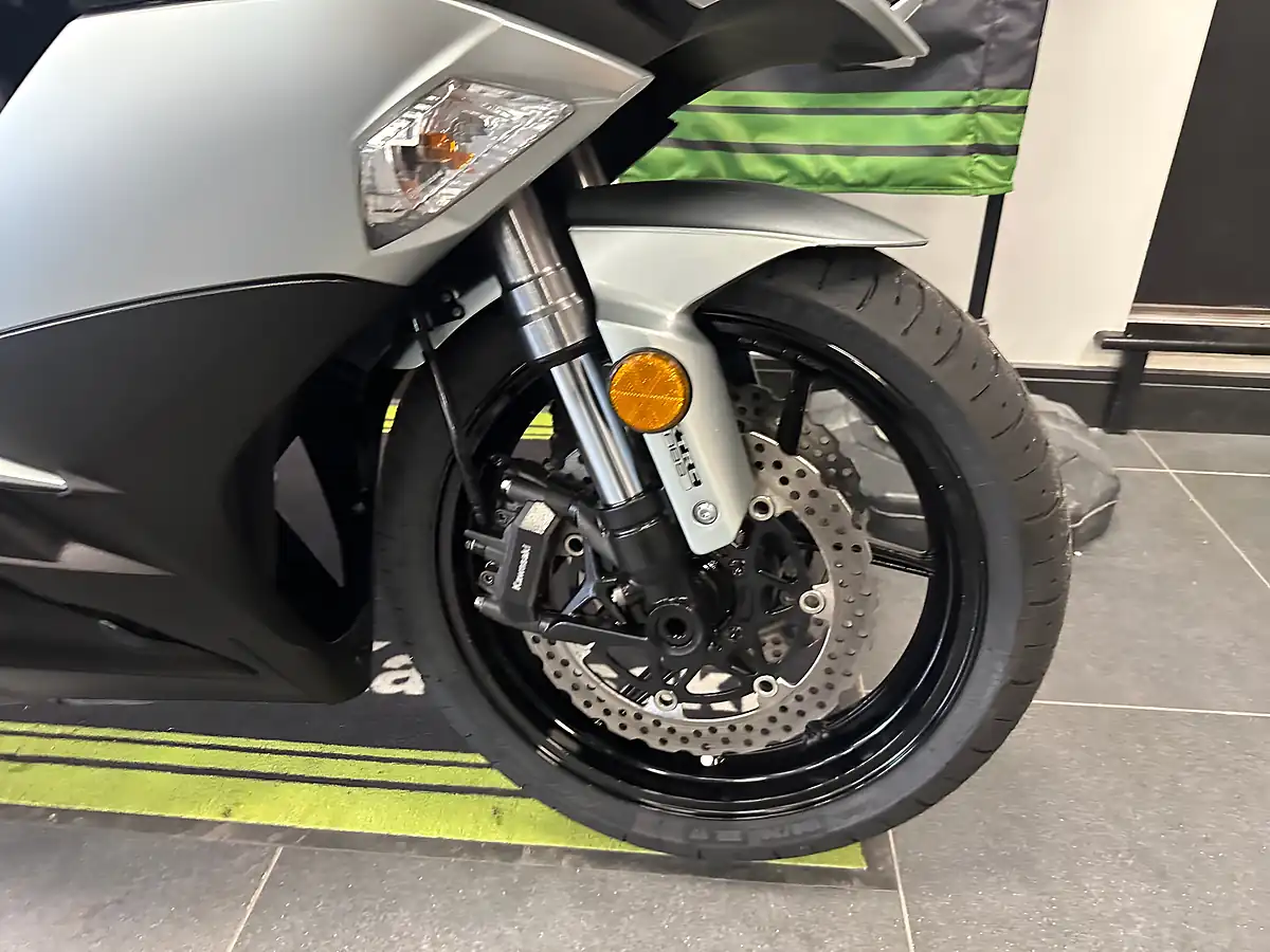 Used 2018 Kawasaki Z1000SX Sports Tourer Silver Metallic - Interior and Exterior details 6