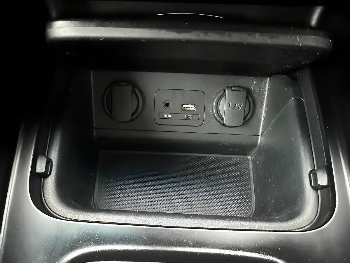 Used 2018 Kia Carens 2 Black - Interior and Exterior details 14