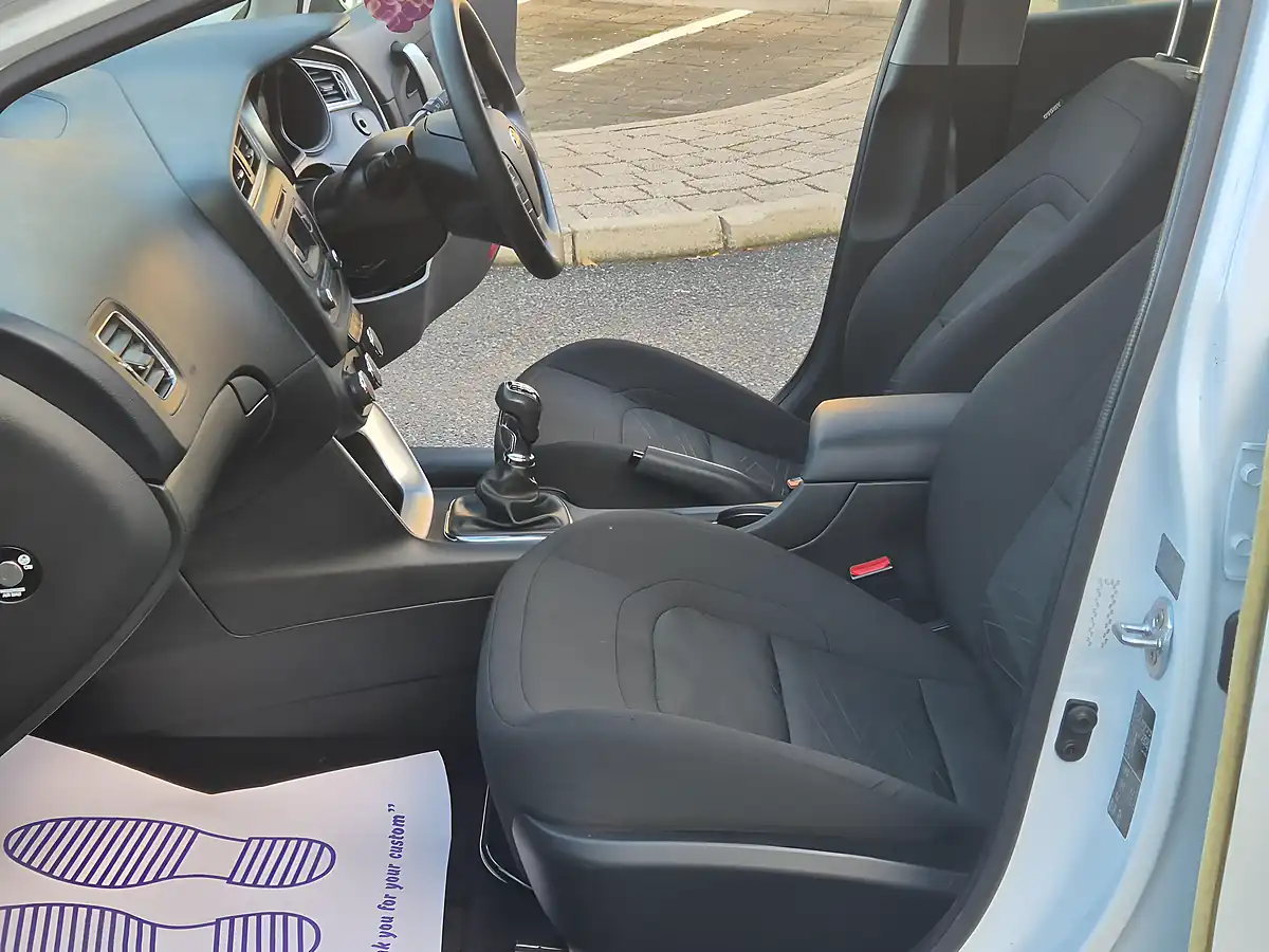 Used 2018 Kia Ceed 1 Sportswagon White - Interior and Exterior details 10