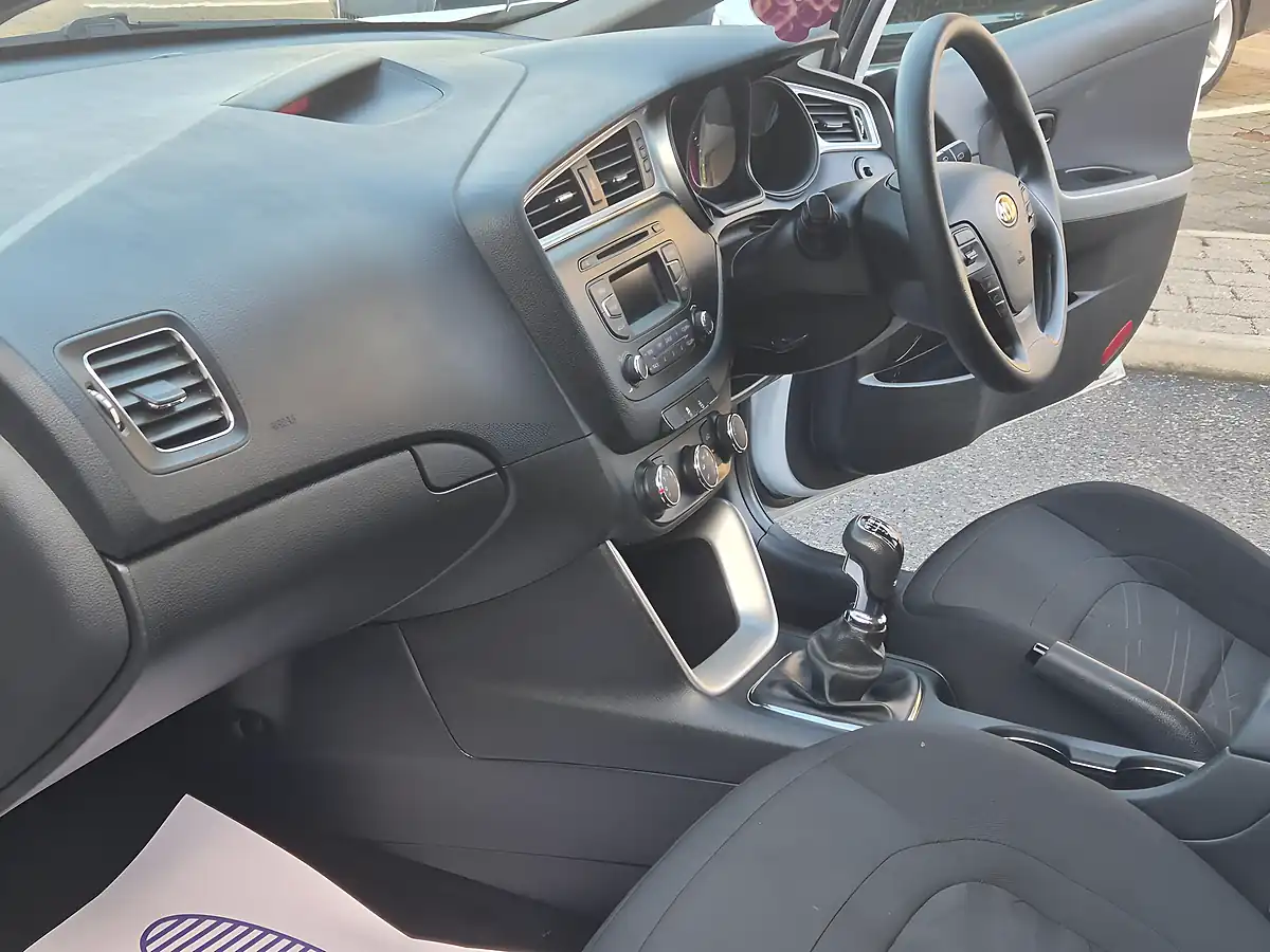 Used 2018 Kia Ceed 1 Sportswagon White - Interior and Exterior details 18