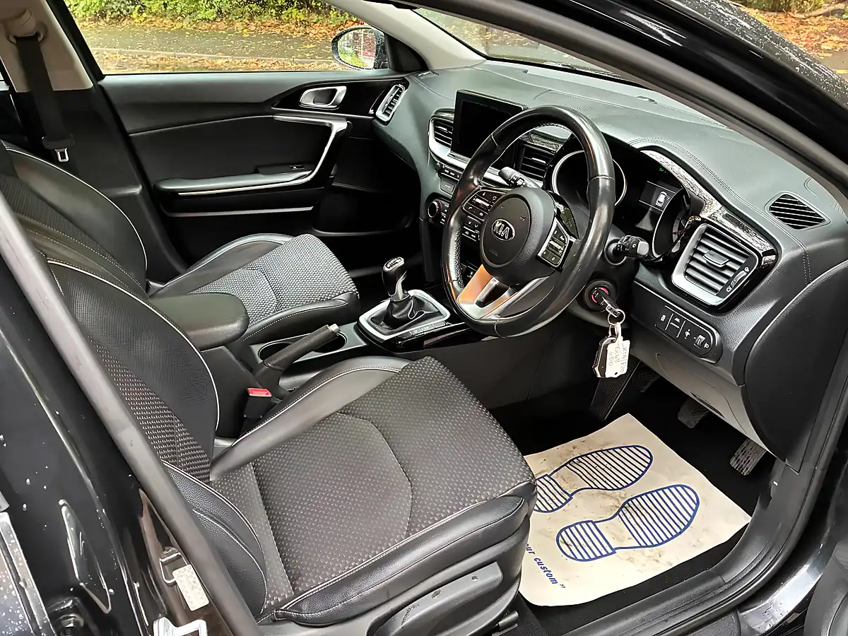 Used 2018 Kia Ceed 3 Black - Interior and Exterior details 14