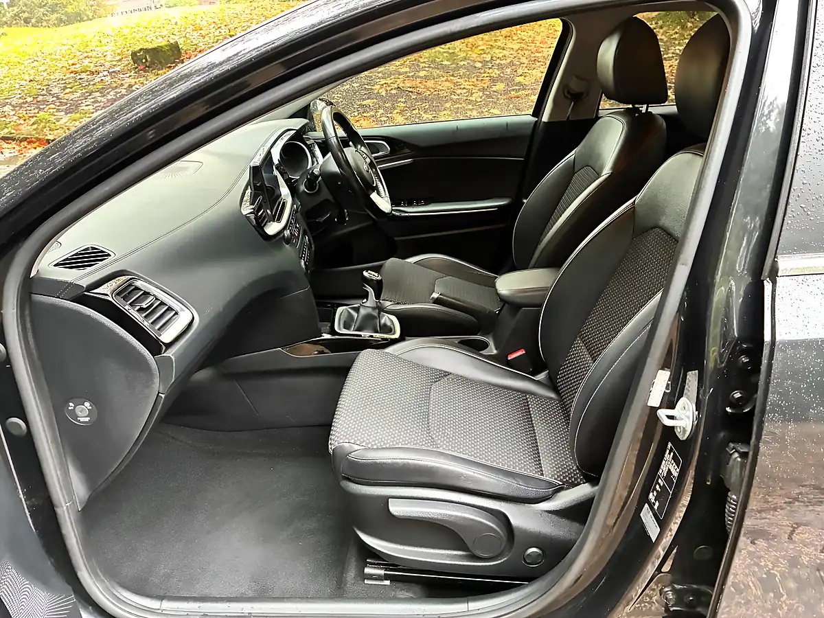 Used 2018 Kia Ceed 3 Black - Interior and Exterior details 16
