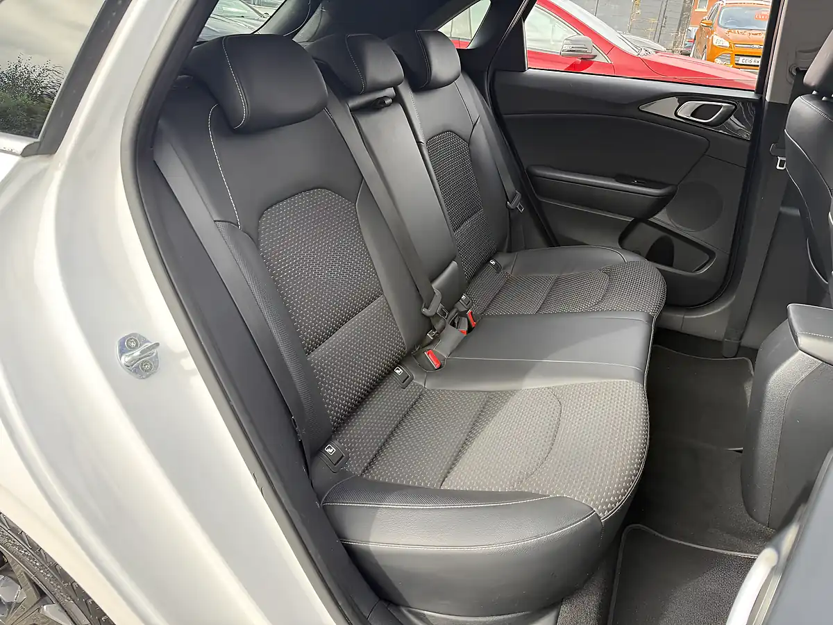 Used 2018 Kia Ceed 3 White - Interior and Exterior details 12