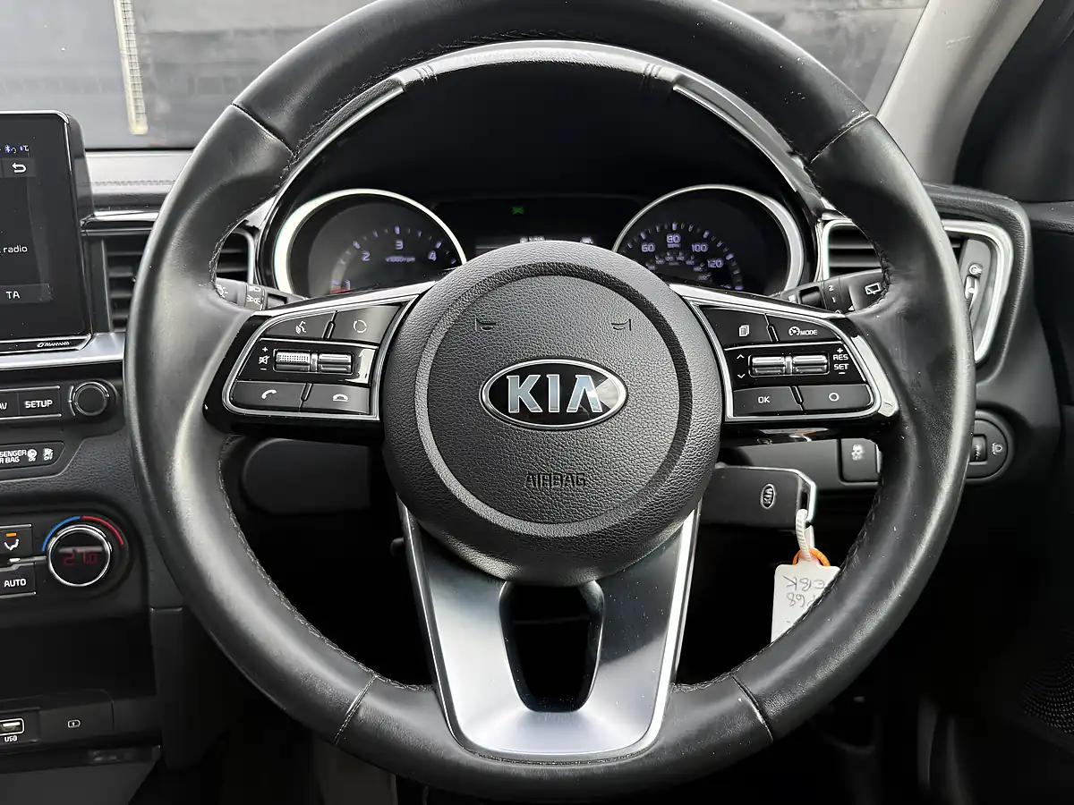 Used 2018 Kia Ceed 3 White - Interior and Exterior details 17