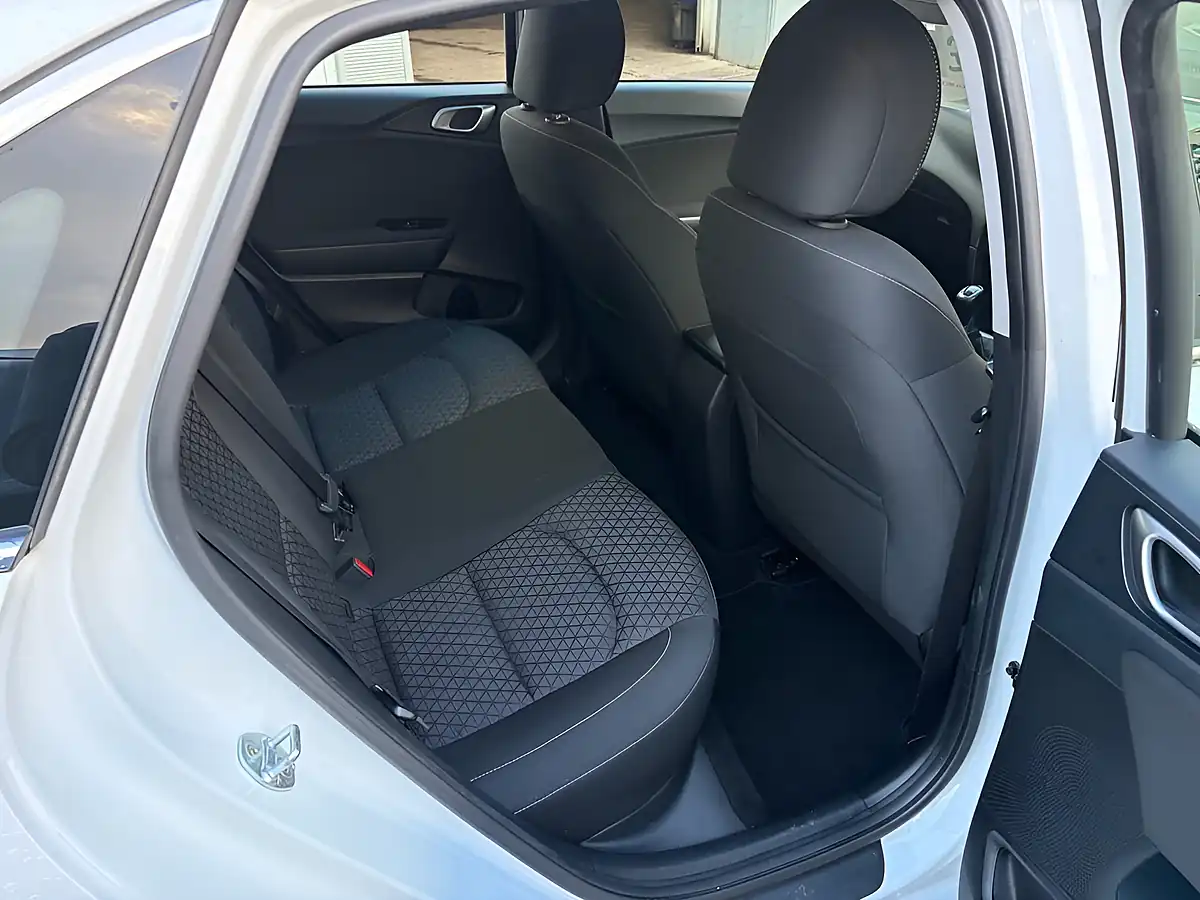 Used 2018 Kia Ceed Eco 2 White - Interior and Exterior details 11