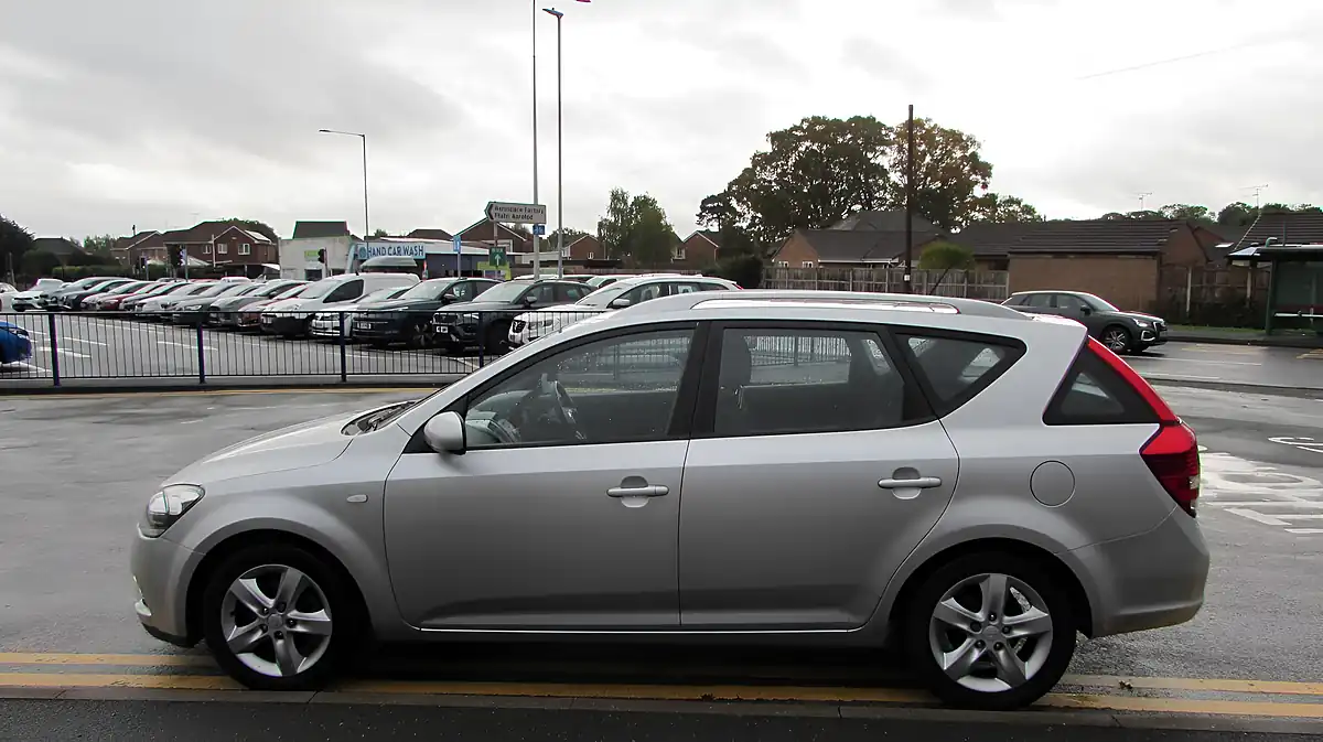 Used 2018 Kia Ceed Ecodynamics 2 Sports Wagon Silver - Interior and Exterior details 4