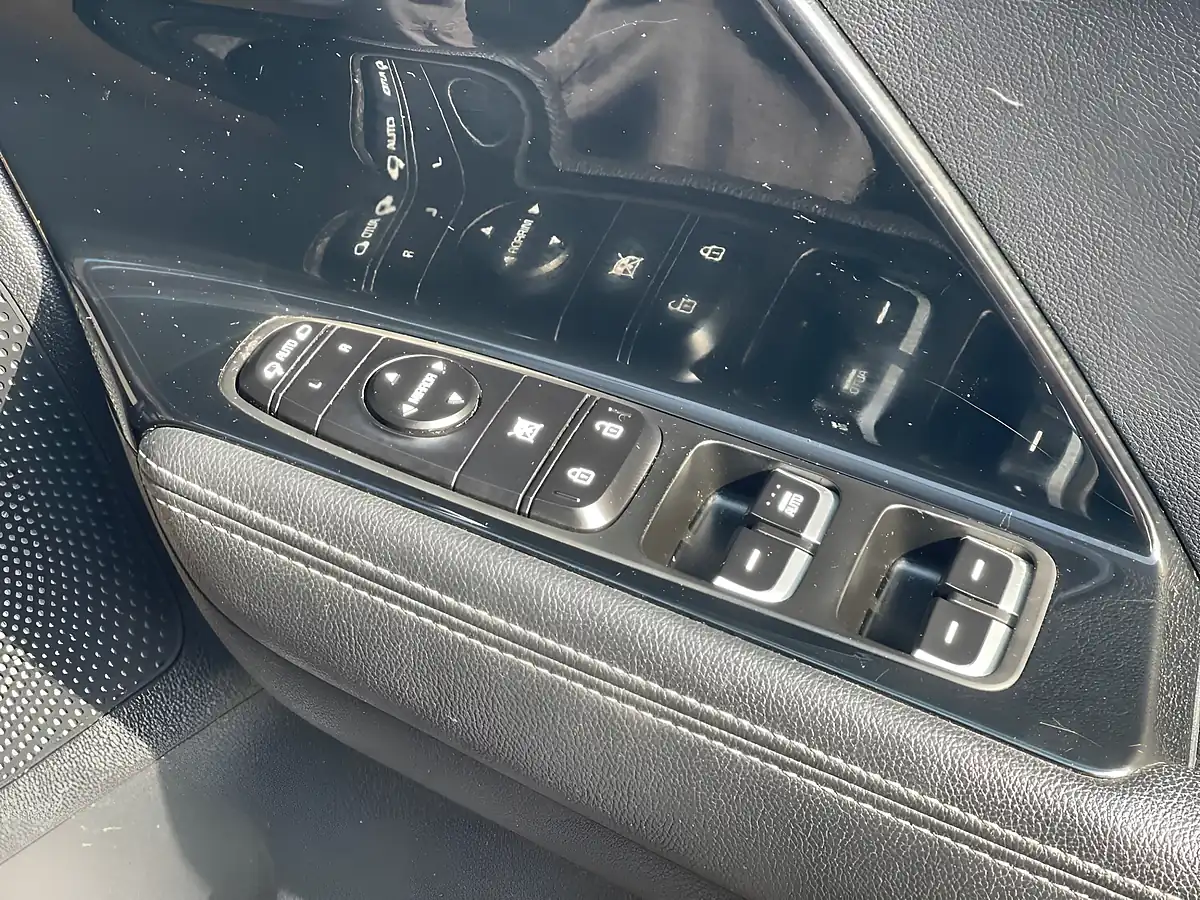 Used 2018 Kia Niro 2 Red - Interior and Exterior details 11
